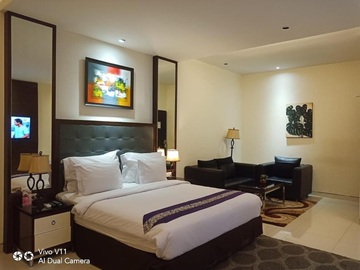Ayla City Hotel Sorong Buitenkant foto