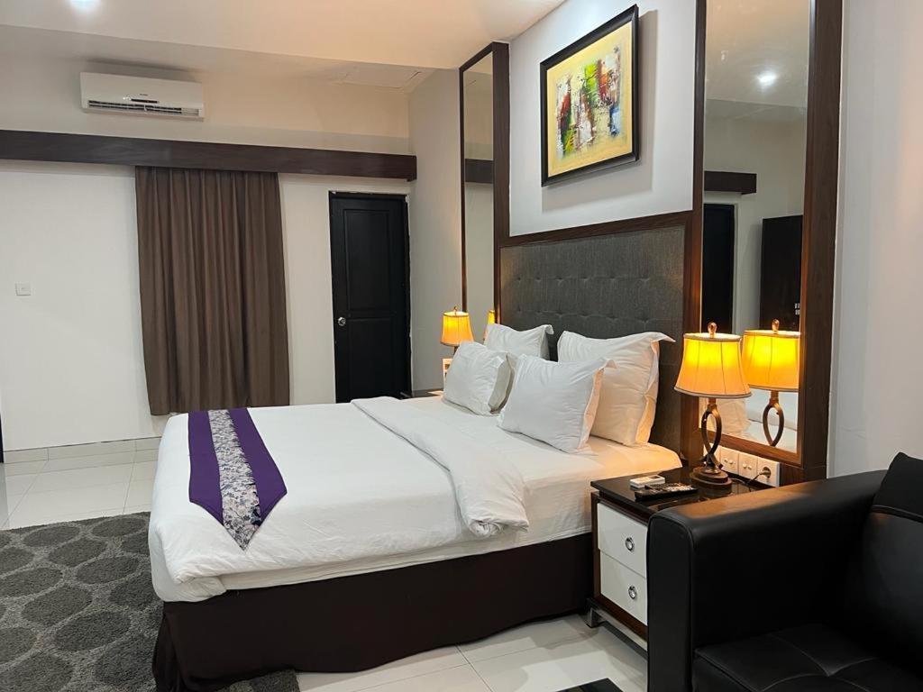 Ayla City Hotel Sorong Buitenkant foto
